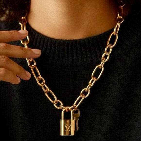 Luxurious Authentic Louis Vuitton Gold Padlock Key Necklace Complimentary - Picture 3 of 11